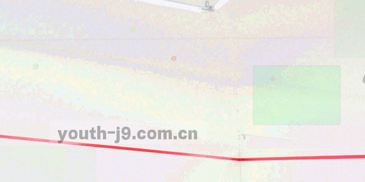 夜间球场灯光下的草皮与空看台，安静的开场氛围
