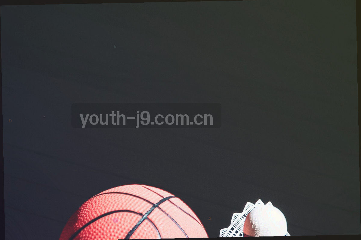 雨天球场上角球开出的动态瞬间，带运动模糊与飞溅水花